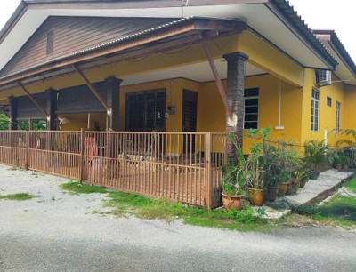 Abah Homestay (Rumah B)